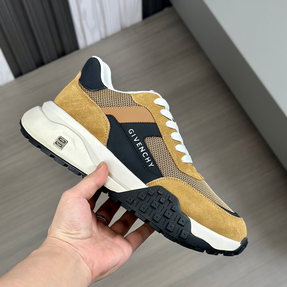 Givenchy Casual Runner Sneaker GV-010