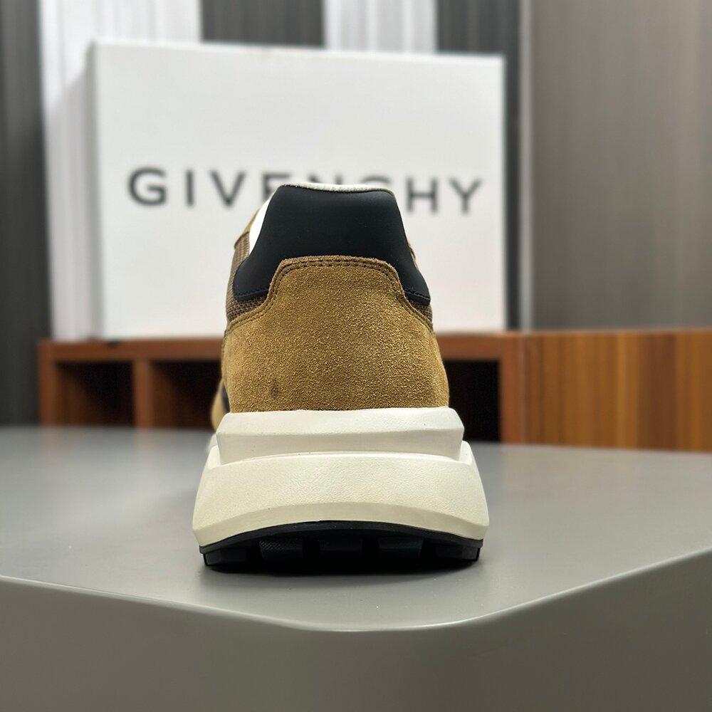 Givenchy Casual Runner Sneaker GV-010